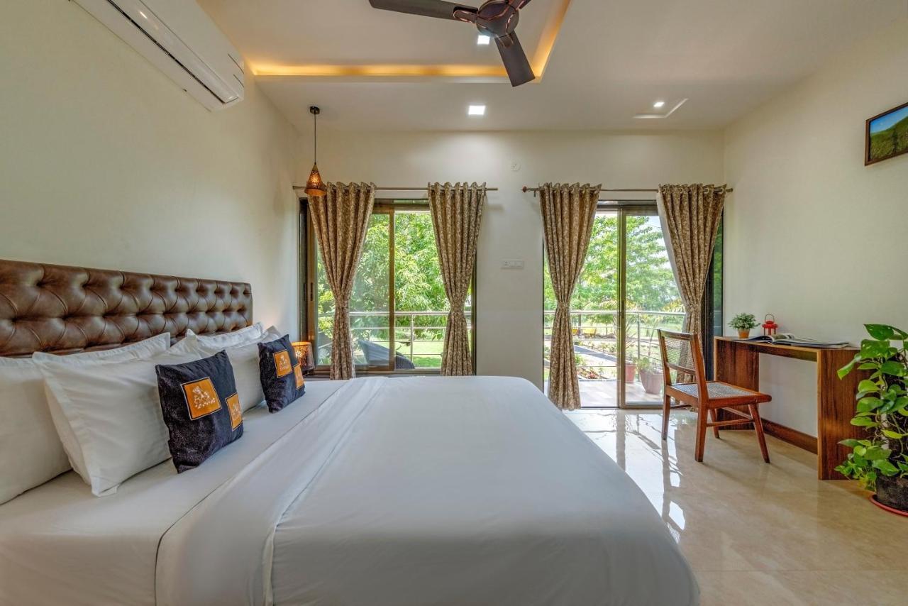 Saffronstays Lakeview Nivara - Farm Stay Villa With Private Pool Near פונה מראה חיצוני תמונה