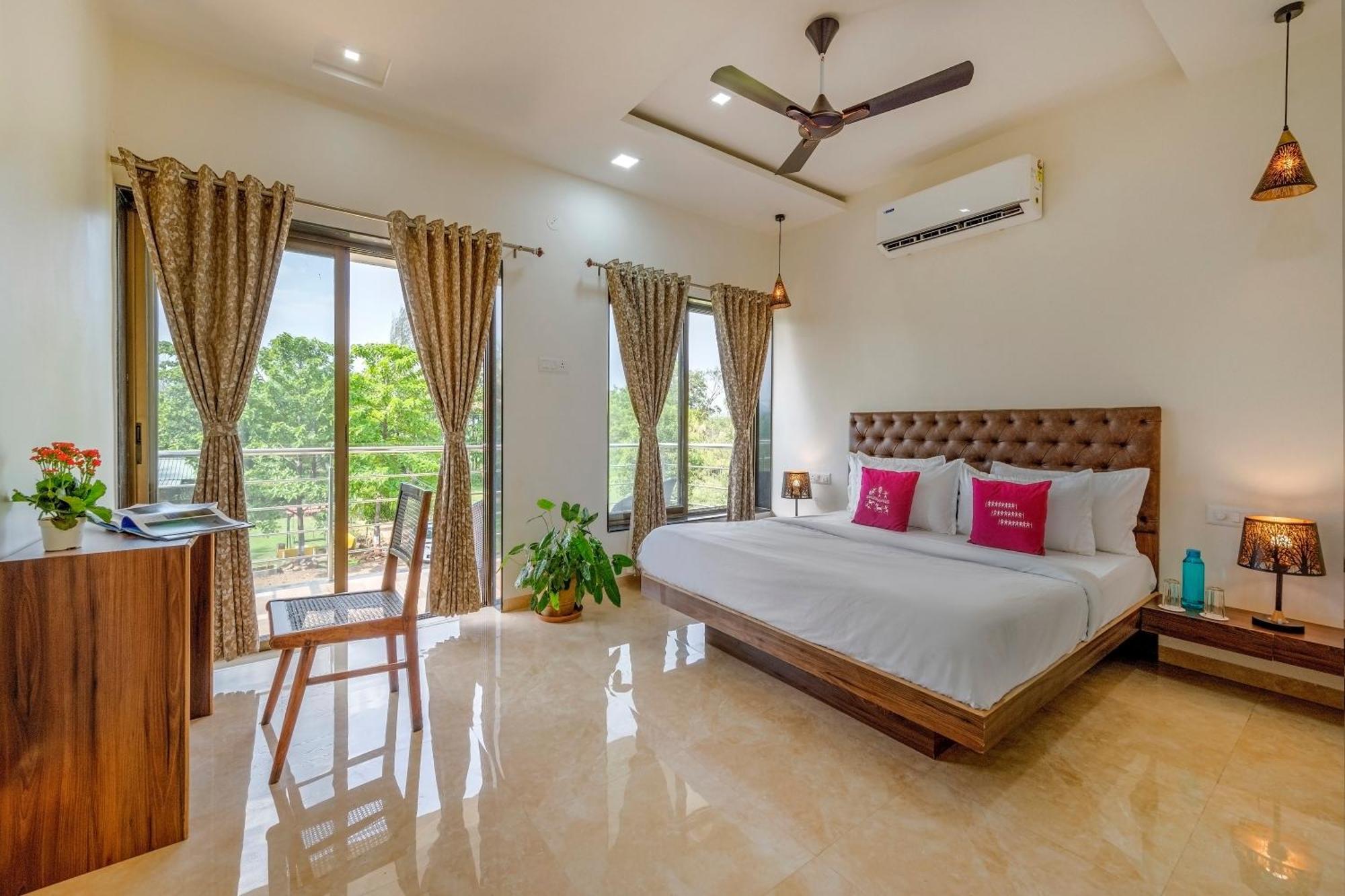 Saffronstays Lakeview Nivara - Farm Stay Villa With Private Pool Near פונה מראה חיצוני תמונה
